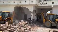 सपा नेता के अवैध बने मैरिज होम पर चला बुलडोजर, सरकारी तालाब पर कब्जा कर किया था निर्माण