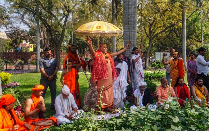 गोविंदानंद सरस्वती ने कांग्रेस और प्रियंका गांधी की ओर से स्वामी अविमुक्तेश्वरानंद को शंकराचार्य घोषित करने की क्षमता पर भी सवाल उठाया. उन्होंने कहा कि देखिए यह कितना मूर्खतापूर्ण है.