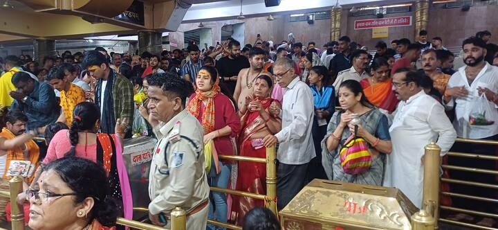 आशीष पुजारी ने बताया कि देशभर के शिव भक्त भगवान महाकाल का आशीर्वाद लेने के लिए उज्जैन पहुंच रहे हैं. आज सुबह से ही श्रद्धालुओं का सैलाब उमड़ रहा है.