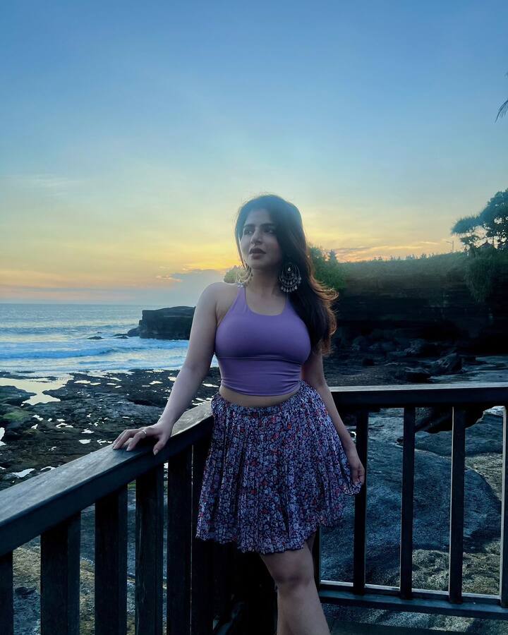 సినిమాతాజాగా పర్ఫుల్ కలర్ ట్యాంక్ టాప్, ఫ్లోరల్ స్కట్లో ఐశ్వర్య ఫిదా చేసింది. పోట్టి దుస్తుల్లో ఐశ్వర్యను చూసి నెటిజన్లు మతిపోతుందంటూ కామెంట్స్ చేస్తున్నారు. Image Credit: IswaryaMenon/ Instagram లతో ఎంత బిజీగా ఉన్న ఈ భామ తరచూ సోషల్ మీడియాలో సందడి చేస్తూనే ఉంటుంది. తరచూ చిట్టిపొట్టి దుస్తుల్లో ఫుల్ గ్లామర్ షో చేస్తుంది. దీంతో నెట్టింట ఈ భామ ఫుల్ క్రేజ్ సంపాదించుకుంది. Image Credit: IswaryaMenon/ Instagram