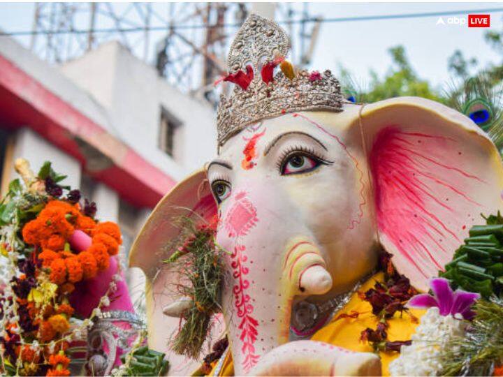 गजानन संकष्टी चतुर्थी के दिन पूजा के दौरान 'गं गणपतये नमः' मंत्र का जाप करे. इस मंत्र का जाप 11 बार करें। हर बार मंत्र बोलने के पश्चात पुष्पांजलि अर्पित करें.