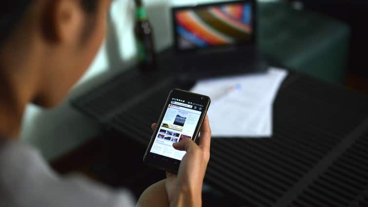 पुराने फोन को बेचने में हो रही है परेशानी? इन टिप्स की मदद से नए के दाम में बेचें Smartphone Tips how to sell your old phone in good price follow the important tips here पुराने फोन को बेचने में हो रही है परेशानी? इन टिप्स की मदद से नए के दाम में बेचें