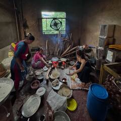 Shraddha Das : కట్టెల పొయ్యిపై రోటీలు చేస్తున్న శ్రద్ధాదాస్.. మోడ్రన్​ డ్రెస్​లో కిచెన్​లో హీట్​ పెంచేస్తోందిగా