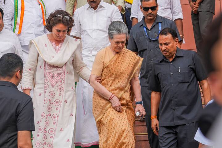 बाद में अविमुक्तेश्वरानंद ने कोर्ट को प्रियंका गांधी का पत्र देते हुए तर्क दिया गया था कि कांग्रेस ने उन्हें शंकराचार्य के रूप में स्वीकार किया, इसलिए उन्हें कानूनी अधिकार भी दिया जाना चाहिए.