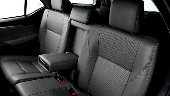 इस कार न्यू ब्लैक इंटीरियर के साथ मौजूद है. साथ ही चामोइस कलर की सीट का ऑप्शन भी इस कार में है. सिल्वर आर्नामेंटेशन के साथ कूल ब्लू कॉम्बिमीटर कार में लगा है.