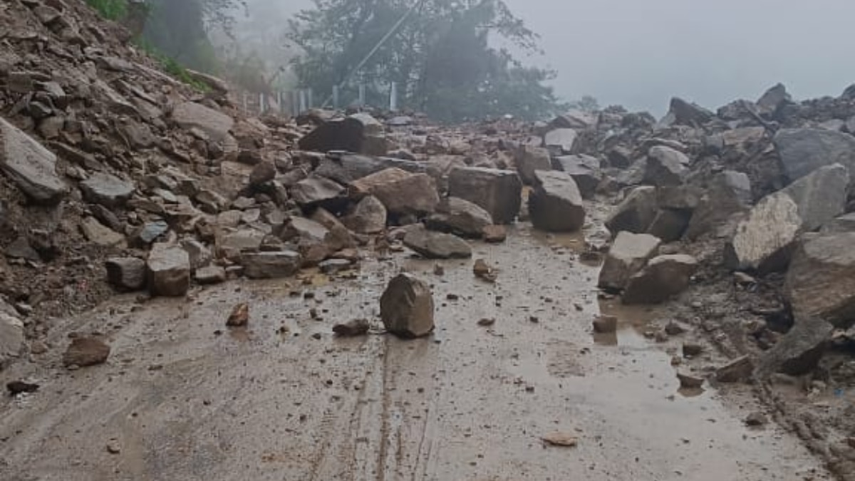 Uttarakhand Weather: बारिश के बाद जलभराव से जनजीवन हुआ अस्त-व्यस्त, मलबा गिरने से कई जगह सड़कें भी हुई बंद