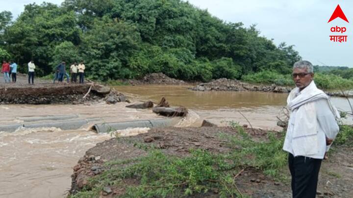 या रस्त्यावरील पुलाचे काम सुरू असल्याने पर्यायी पूल आणि रस्ता निर्माण करण्यात आला होता