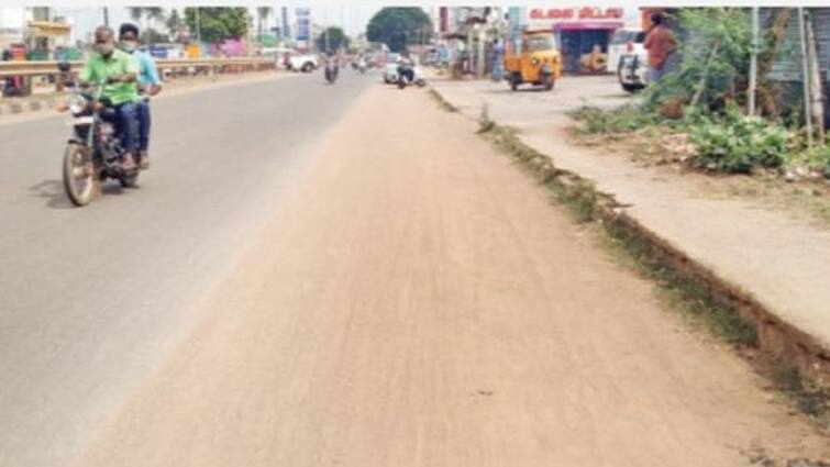 Thanjavur news Insistence on removal of road billboards - TNN ஆளையே தூக்கி செல்வது போல் வீசும் ஆடிக்காற்று... சாலையோர விளம்பர பிளக்ஸ் பலகைகளை அகற்ற வலியுறுத்தல்