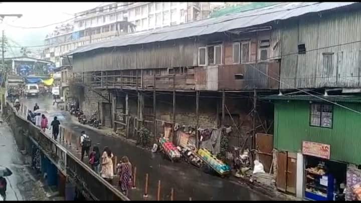 আগামী ২৪ ঘন্টায় উত্তরবঙ্গের সব জেলাতেই বজ্রবিদ্যুৎসহ বৃষ্টি চলবে। দার্জিলিং, কালিম্পং, আলিপুরদুয়ার,কোচবিহার, জলপাইগুড়ি, উত্তর ও দক্ষিণ দিনাজপুর, মালদা সব জেলাতেই বজ্রবিদ্যুৎসহ হালকা থেকে মাঝারি বৃষ্টির সতর্কতা রয়েছে।