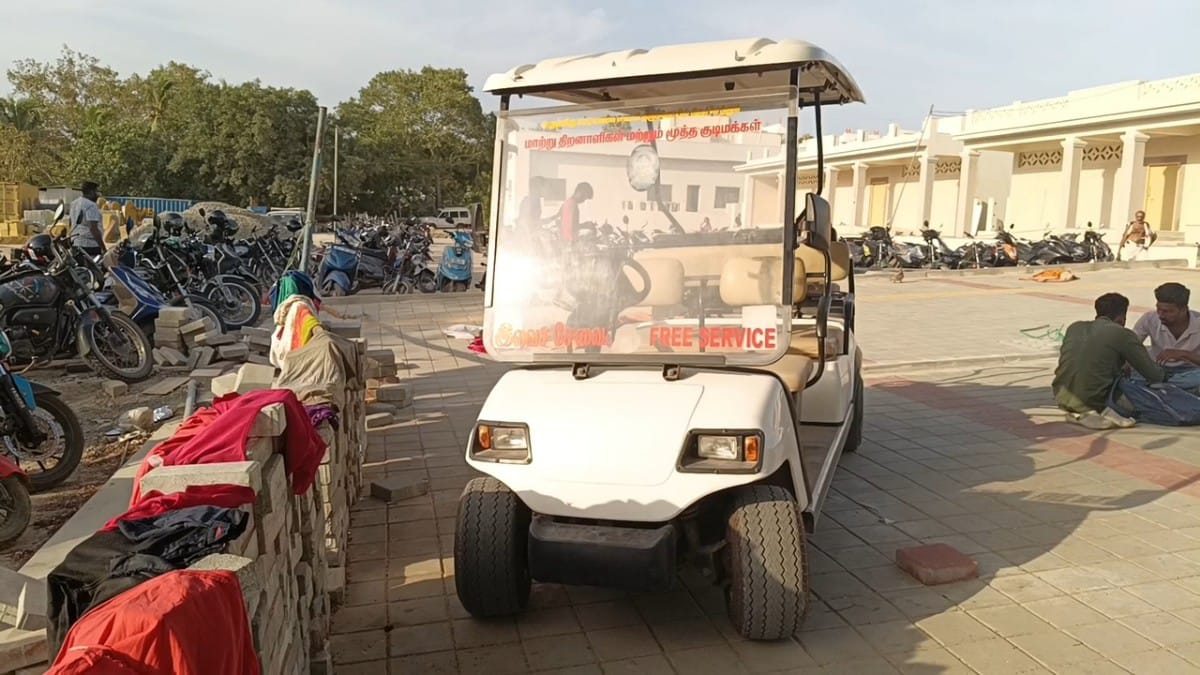 திருச்செந்தூர் கோயிலில் கூட்டம் இருந்தால் இயங்க மறுக்கும் பேட்டரி கார்- மாற்றுத்திறனாளி பெண் பக்தர் கடும் அவதி