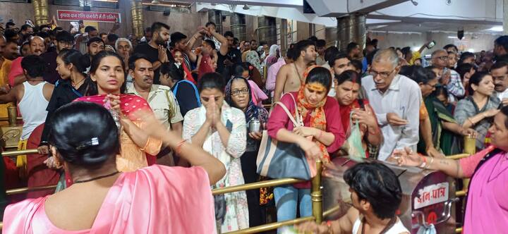 महाकालेश्वर मंदिर के आशीष पुजारी ने बताया कि वैसे तो भगवान महाकाल के दरबार में प्रतिदिन भस्म आरती होती है, लेकिन सावन के पहले सोमवार को मंदिर की भस्म आरती का जो भव्य स्वरूप देखते मिलता है, वह आम दिनों में नहीं होता है.