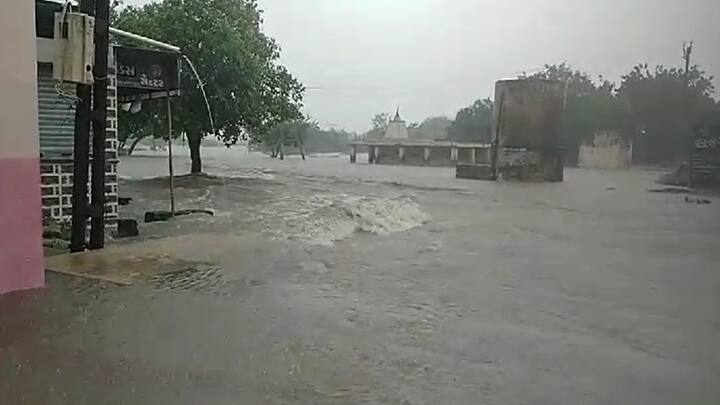 સૌરાષ્ટ્રના અનેક જિલ્લાઓમાં ધોધમાર વરસાદ વરસી રહ્યો છે. રાજકોટ જિલ્લામાં પણ વરસાદી માહોલ જામ્યો છે. ઉપલેટાના ગ્રામ્ય વિસ્તારમાં પણ ધોધમાર વરસાદ વરસ્યો છે.  ઉપલેટા તાલુકામાં આભ ફાટ્યું હતું. બે કલાકમાં 10 ઈંચથી વધુ વરસાદથી જળબંબાકારની સ્થિતિ પેદા થઇ હતી.