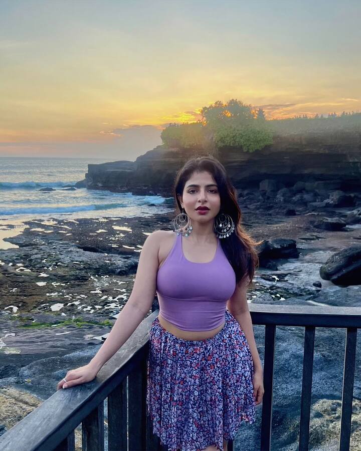 టాలీవుడ్లో తొలి సినిమా స్పై ఆమెకు ఆశించిన గుర్తింపు ఇవ్వలేదు. ఆ తర్వాత కార్తీకేయతో బెదురులంకలో మెప్పించిన ఈ భామ మళ్లీ అతడితోనే భజే వాయు వేగంలో రొమాన్స్ చేసింది. Image Credit: IswaryaMenon/ Instagram