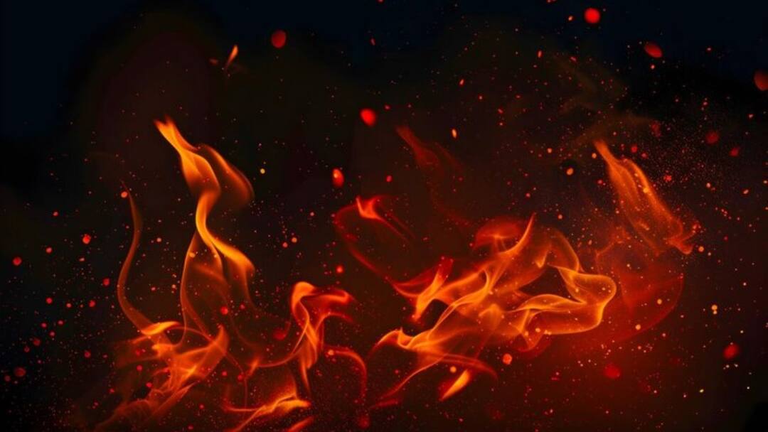 Indian Navy Ship Fire in Mumbai Dockyard While Maintenance Ship Fire Under Control Indian Navy Ship Fire: नौसेना के जहाज पर मरम्मत के दौरान लगी आग, मौके पर पहुंची दमकल की गाड़ियां