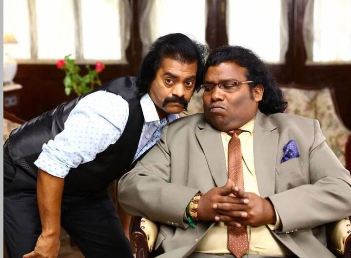 யாமிருக்க பயமேன் படத்தில் வரும் “பண்ணி மூஞ்சி வாயன்” என்ற வசனம் மூலம் பிரபலமானார். ஆரம்ப காலக்கட்டத்தில் உருவ கேலிக்கு உள்ளானாலும், அதையே அவருக்கான வளர்ச்சிகாகவும் வாய்ப்பிற்காகவும் பயன்படுத்தி கொண்டார்.
