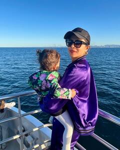 Priyanaka Chopra ने बेटी मालती और मां मधु संग उठाया व्हेल वॉचिंग का लुत्फ, क्रूज से शेयर की तस्वीरें