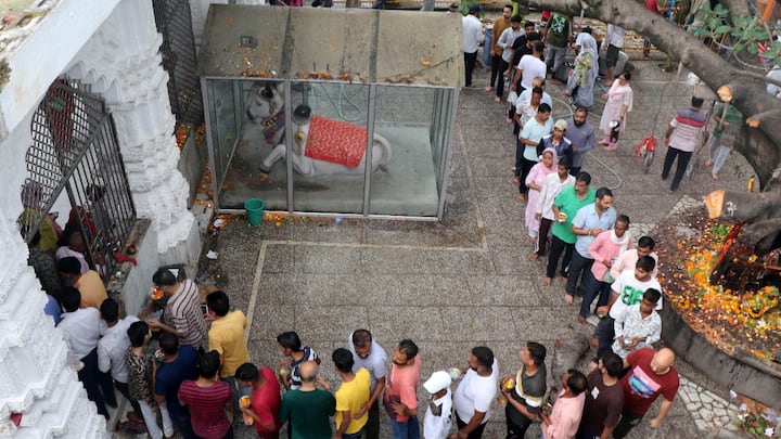 Many devotees thronged temples dedicated to Lord Shiva to offer their prayers on Monday morning. (Source: PTI)