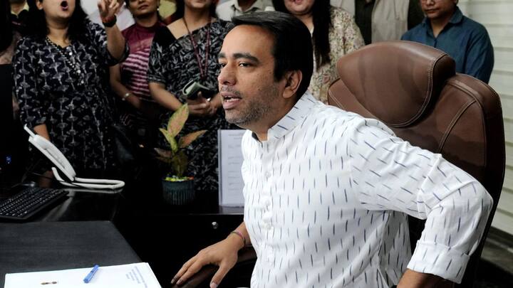 जयंत चौधरी ने कहा की कांवड़ यात्रा में जाने वाले श्रद्धालुओं की सेवा में सभी लोग लगते हैं. कावड़िया सेवा करने वालों से आशीर्वाद लेते हैं और आगे बढ़ जाते हैं. कोई किसी को नहीं पहचानता. कोई भी किसी जाति या धर्म की पहचान करके सेवा नहीं लेता है.