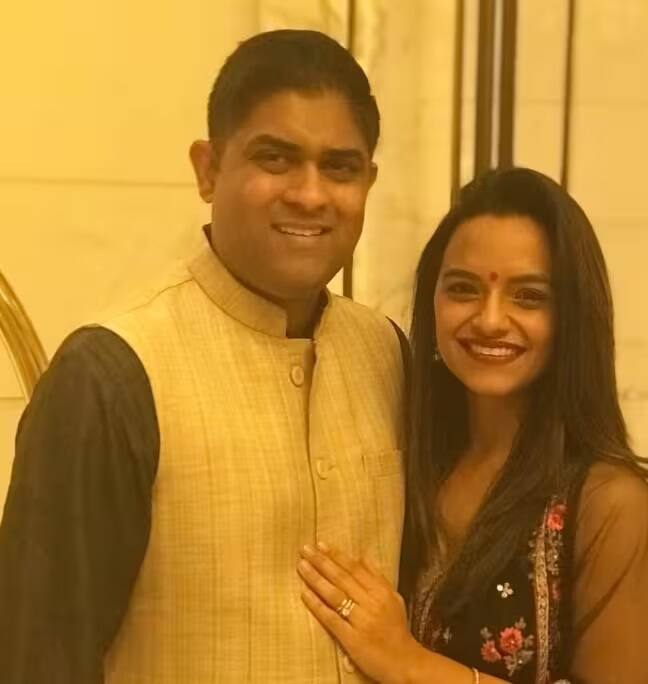 2011 मध्ये अनायताने अखिल नायर सोबत लग्नगाठ बांधली.