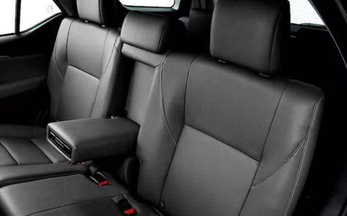 ਇਹ ਕਾਰ ਨਵੇਂ ਬਲੈਕ ਇੰਟੀਰੀਅਰ ਦੇ ਨਾਲ ਮੌਜੂਦ ਹੈ। ਇਸ ਕਾਰ ਵਿੱਚ ਚਮੋਇਸ ਰੰਗ ਦੀਆਂ ਸੀਟਾਂ ਦਾ ਵਿਕਲਪ ਵੀ ਹੈ।