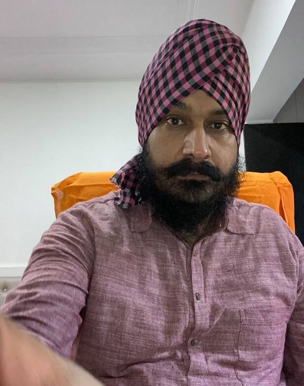 बता दें कि तारक मेहता का उल्टा चश्मा में लंबे समय से काम करने वाले सोढ़ी ने वापस आने के बाद असित मोदी से भी मुलाकात की थी. उन्होंने कहा- मेरे जाने (गायब) होने से पहले मैं तारक मेहता के कई लोगों से भी मिला था.