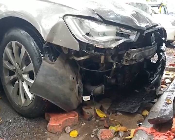 भरधाव ऑडी कारनं दोन रिक्षाचालकांना धडक दिली आहे. अपघातानंतर ऑडी चालक घटनास्थळावरुन फरार झाल्याची माहिती मिळत आहे.