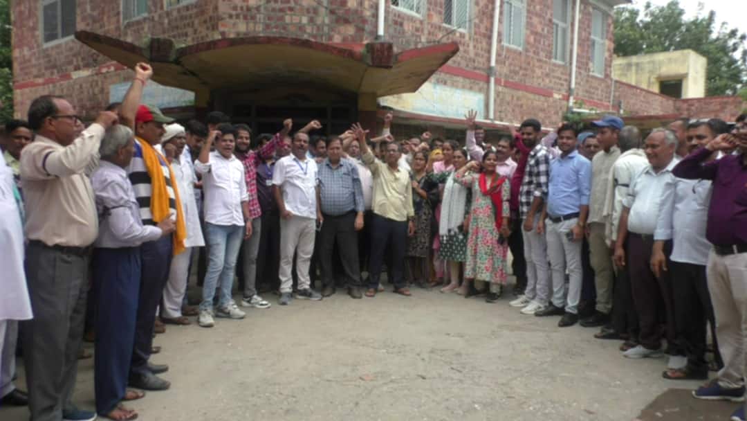 Bharatpur Water Supply Department Workers Protest against Privatization ANN जलदाय विभाग के कर्मचारियों ने सरकार के फैसले के खिलाफ खोला मोर्चा, जताया विरोध, जानें वजह
