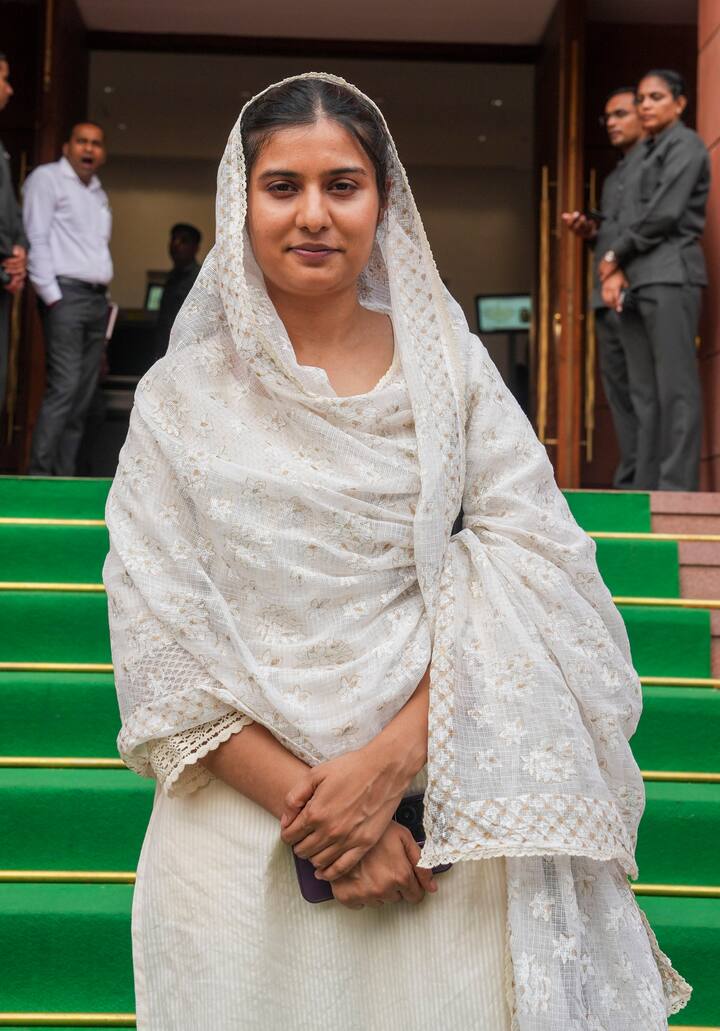 कैराना से सपा की लोकसभा सांसद इकरा हसन चौधरी, दिवंगत सपा नेता मुनव्वर हसन की बेटी हैं. वह साल 2004 से 2008 तक लोकसभा सांसद रहे थे.