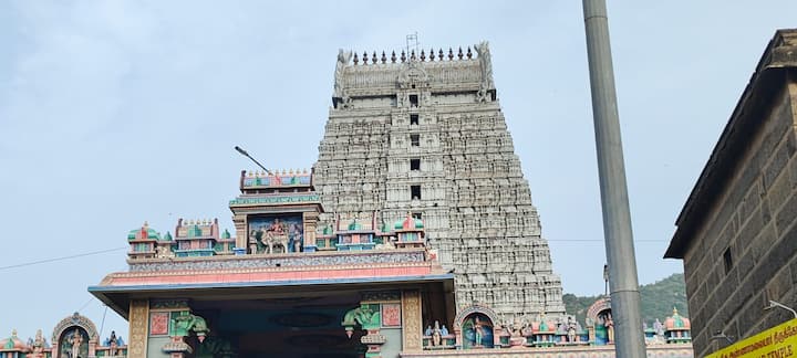 பஞ்ச பூத ஸ்தலங்களில் நெருப்பை குறிக்கும் ஸ்தலமாக விளங்கும் திருவண்ணாமலையில் வருடந்தோறும் மக்கள் வந்துக்கொண்டே இருப்பார்கள்
