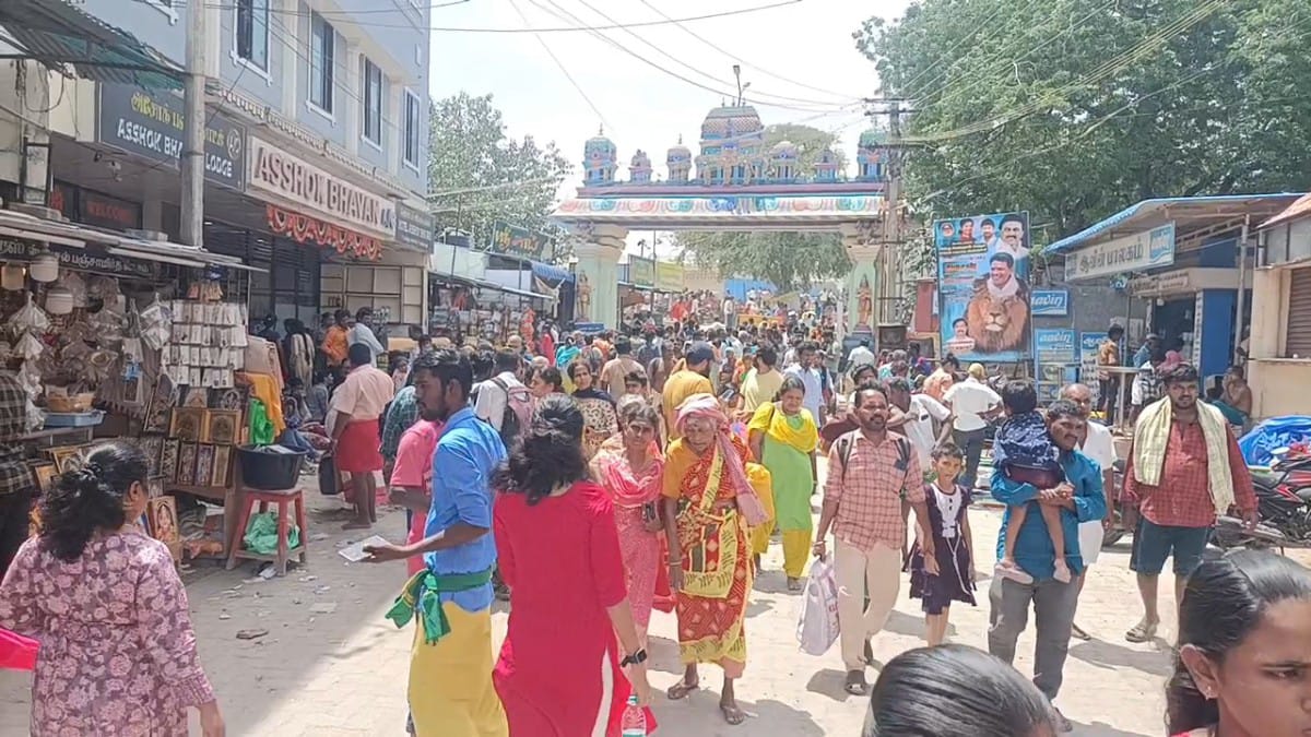 ஆடிமாத பௌர்ணமி.. குவிந்த பக்தர்கள்.. திருவிழா காலம் போல் காட்சியளித்த திருச்செந்தூர் முருகன் கோயில்