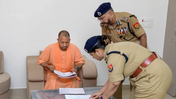 उन्होंने कहा कि हमारे दो इंस्टिट्यूट हैं, जिसमें से एक उत्तर प्रदेश में भी है. मैंने जब छात्राओं से पूछा कि कैसा है यूपी का सिस्टम तो छात्राओं ने बताया कि अब हमें शाम को निकालने के बाद डर नहीं लगता. उन्होंने कहा कि मैं वहां रहता नहीं हूं इसलिए मुझे वहां की स्थिति के बारे में ज्यादा पता नहीं है.