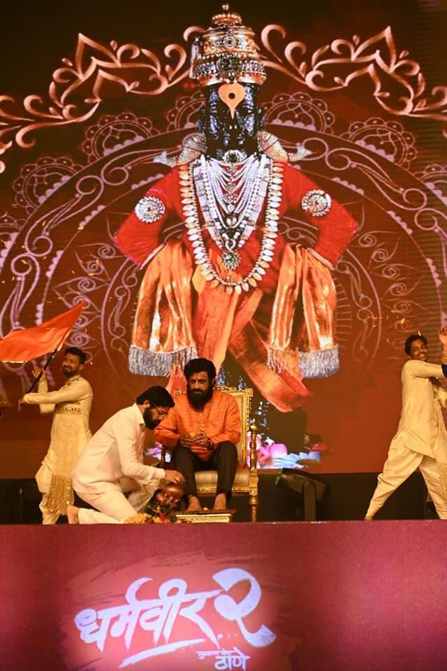 आनंद दिघे हे म्हणतात की, कुणाशीतरी आघाडी करुन तुम्ही विकलात तो भगवा रंग, हा संवाद, सगळ्यात जास्त लक्ष वेधून घेतलं आहे.