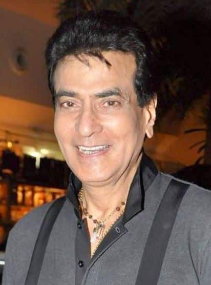 मीडिया रिपोर्ट्स के मुताबिक, जितेंद्र भले ही ज्वैलरी शॉप के मालिक के बेटे थे लेकिन उनके बचपन का कुछ साल गिरगावों श्याम सदन चॉल में रहा करते थे.