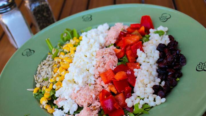 பொதுவாக ஏராளமானோர் வீடுகளில் பயன்படுத்தப்படும் வெள்ளை உப்பு கடல் நீரில் இருந்து தயாரிக்கப்பட்டது. இது ஆலைகளில் சுத்தம் செய்யப்பட்டு பாக்கெட்டுகளில் அடைக்கப்பட்டு விற்பனைக்கு கிடைக்கின்றன.