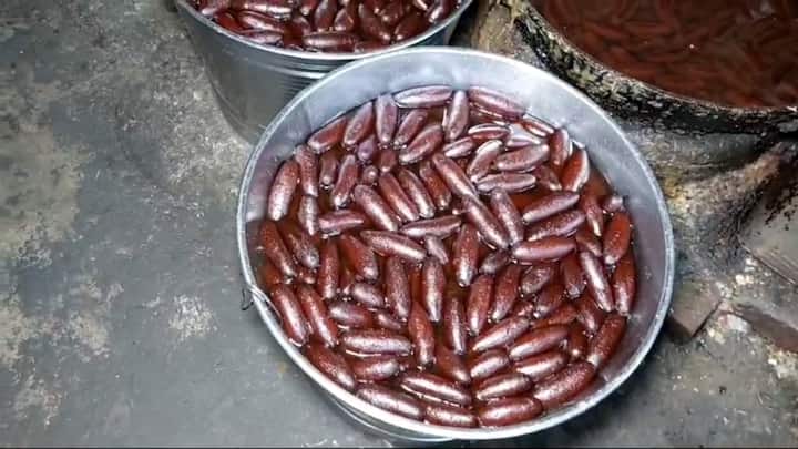 বিখ্যাত এই মিষ্টি বানাতে প্রয়োজন সহজলভ্য কিছু উপকরণ প্রয়োজন। গুঁড়ো দুধ, সুজি, ময়দা, বেকিং পাউডার থাকলেই চলবে।