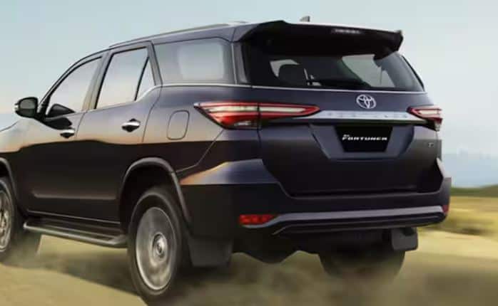 Toyota Fortuner ਇੱਕ 7-ਸੀਟਰ SUV ਹੈ। ਇਸ ਟੋਇਟਾ ਕਾਰ ਦੀ ਐਕਸ-ਸ਼ੋਰੂਮ ਕੀਮਤ 33.43 ਲੱਖ ਰੁਪਏ ਤੋਂ ਸ਼ੁਰੂ ਹੋ ਕੇ 51.44 ਲੱਖ ਰੁਪਏ ਤੱਕ ਜਾਂਦੀ ਹੈ।
