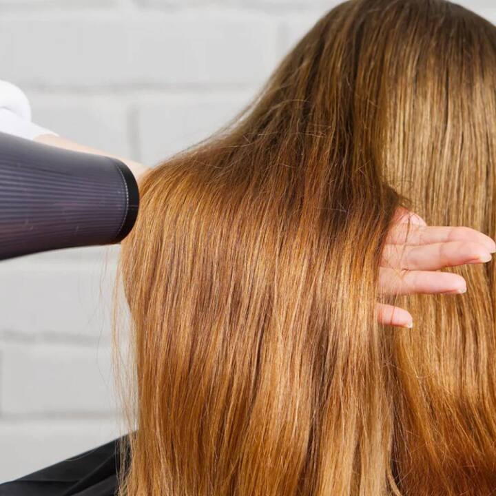 ਇਸ ਸਮੱਸਿਆ ਤੋਂ ਛੁਟਕਾਰਾ ਪਾਉਣਾ ਥੋੜ੍ਹਾ ਔਖਾ ਹੈ ਪਰ ਇਸ ਨੂੰ ਘੱਟ ਕਰਨ ਦੀ ਕੋਸ਼ਿਸ਼ ਕੀਤੀ ਜਾ ਸਕਦੀ ਹੈ। ਮਾਨਸੂਨ ਦੇ ਮੌਸਮ 'ਚ ਵਾਲਾਂ ਦੀ ਜ਼ਿਆਦਾ ਦੇਖਭਾਲ ਦੀ ਲੋੜ ਹੁੰਦੀ ਹੈ। ਤਾਂ ਕਿ ਪਸੀਨੇ ਕਾਰਨ ਬਦਬੂ ਅਤੇ ਖਾਰਸ਼ ਵਰਗੀਆਂ ਸਮੱਸਿਆਵਾਂ ਦਾ ਸਾਹਮਣਾ ਨਾ ਕਰਨਾ ਪਵੇ। ਅਜਿਹੇ 'ਚ ਤੁਸੀਂ ਕੁਝ ਘਰੇਲੂ ਨੁਸਖਿਆਂ ਨੂੰ ਅਪਣਾ ਸਕਦੇ ਹੋ।