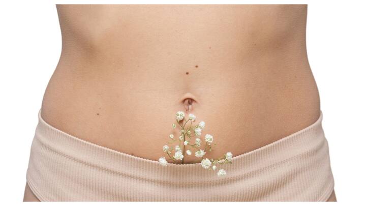 बेली बटन से डिस्चार्ज के सामान्य कारण : संक्रमण (इंफेक्शन): बेली बटन में बैक्टीरिया या फंगस की वजह से इंफेक्शन हो सकता है. यह नमी और गंदगी के कारण होता है, जिससे लालिमा, सूजन और डिस्चार्ज हो सकता है.