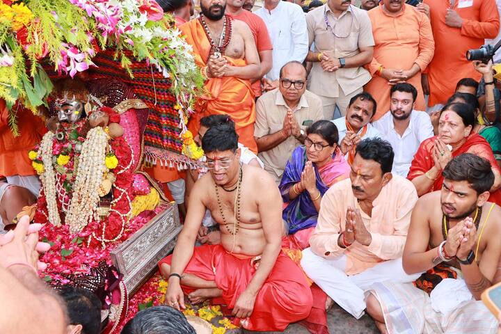 मुख्यमंत्री डॉ मोहन यादव के मुताबिक सावन माह के पहले सोमवार उनके प्रतिनिधि के रूप में कैबिनेट मंत्री तुलसी सिलावट ने सवारी में शामिल होकर भगवान महाकाल की पूजा अर्चना की..