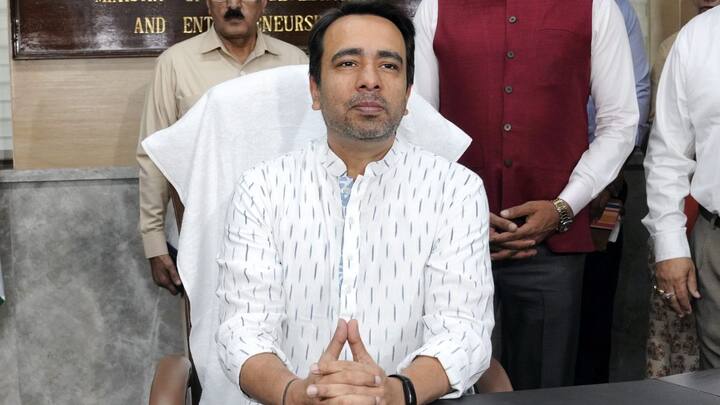 उन्होंने कहा कि बहुत से लोग मुसलमान हैं, जो वेजिटेरियन है और बहुत हिंदू हैं जो नॉन वेजिटेरियन है. पत्रकारों द्वारा जब जयंत चौधरी से पूछा गया की टायर पंचर की दुकानों पर भी लोग नेम प्लेट लगा रहे हैं तो उन्होंने कहा कि तो क्या अब कुर्ते में भी लिखना शुरू कर दें क्या अपना नाम. जिससे कि लोग नाम देखकर हाथ मिलाएं और गले लगे.