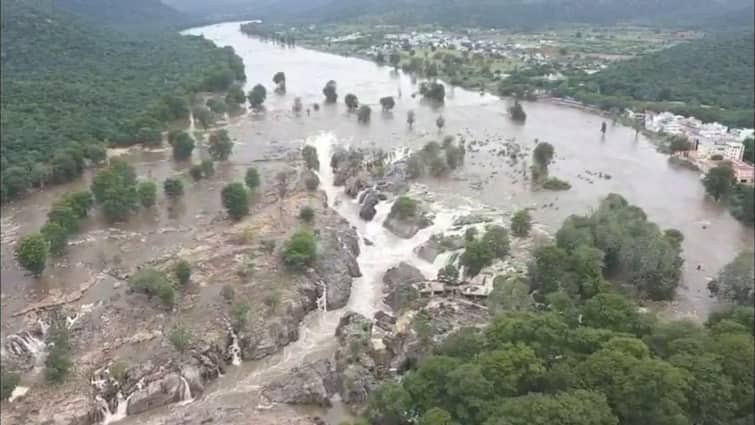 Cavury water increase by 74000 In Cauvery  Hogenakkal Parisal Ban வினாடிக்கு 74,000 கன அடியாக அதிகரிப்பு.. 7-வது நாளாக ஒகேனக்கலில் பரிசல் இயக்க தடை..