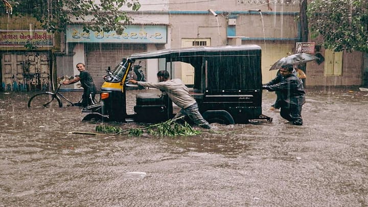 Gujarat Monsoon: સૌરાષ્ટ્ર અને દક્ષિણ ગુજરાત પર મેઘરાજા મહેરબાન થયા છે. આ બંને સ્થળોએ હાલ ભારે વરસાદ પડી રહ્યો છે.