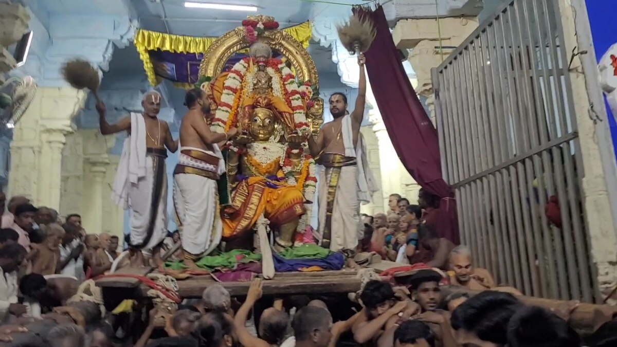 Aadi Garuda sevai:  காஞ்சிபுரம் வரதராஜ பெருமாள் கோயில்.. ஆடி கருட சேவை கோலாகலம்..