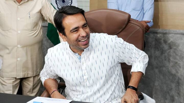 उन्होंने कहा कि ज्यादा सोच समझ कर यह फैसला नहीं लिया गया है और अगर अब फैसला ले लिया है तो उसे पर टिके रहें. कभी कभी ऐसा सरकार से हो जाता है. वहीं उन्होंने यह भी कहा कि मुझे नहीं लगता कि इसमें कोई जोर जबरदस्ती और प्रशासन का कोई दबाव किया जा रहा है.