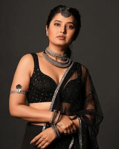 Prajkta Mali :  'चेहरा एक फूल की तरह शादाब है...', प्राजक्ताच्या मोहक अदांवर सारेच फिदा