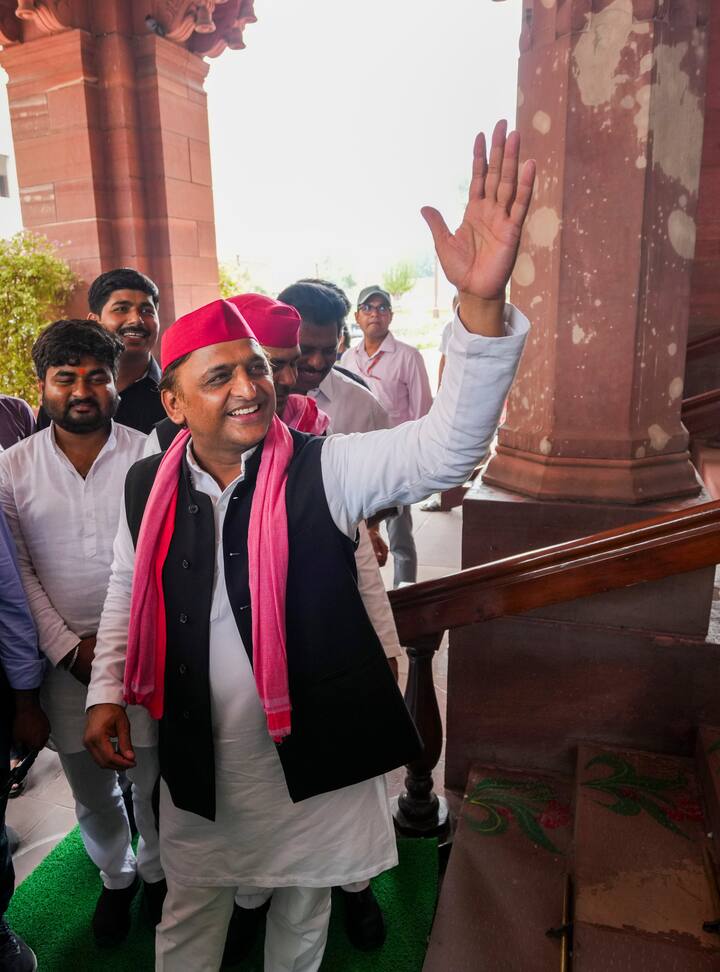 संसद के निचले सदन यानी कि लोकसभा में पहले सपा के अखिलेश यादव ने मेडिकल प्रवेश परीक्षा ‘नीट’ में कथित अनियमितता को लेकर प्रश्नकाल के दौरान पूरक प्रश्न पूछते हुए कटाक्ष किया. उन्होंने कहा कि यह सरकार किसी और का रिकॉर्ड बनाए या न बनाए पर पेपर लीक का रिकॉर्ड जरूर बनाएगी.