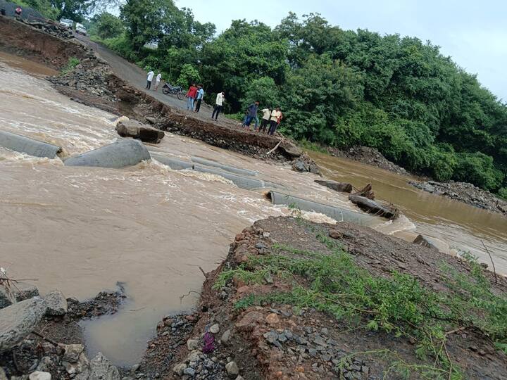 लातूरमधील अतनूर हे गाव महाराष्ट्र कर्नाटक आणि आंध्र प्रदेश या सीमारेषेंना लागून आहे.