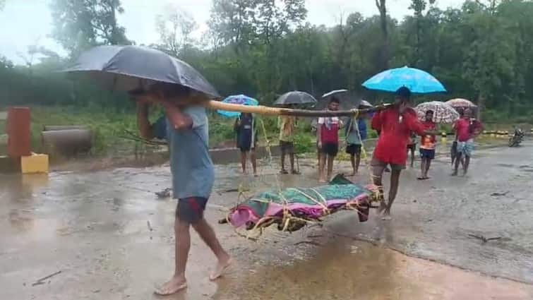 Sukma heavy rains family members walked 20 km reached village carrying dead body in cot ann भारी बारिश से सुकमा में बिगड़े हालात, 20 कि.मी पैदल चलकर शव को खाट पर लेकर गांव पहुंचे परिजन