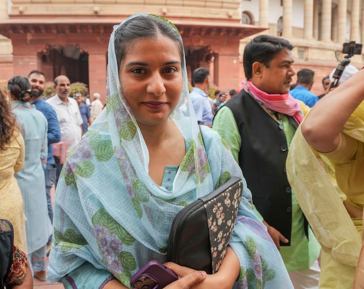 इंटरव्यू के दौरान सपा सांसद इकरा हसन चौधरी ने साफ कर दिया कि अगर मौका मिला तो दोनों तरह (निकाह और रजिस्टर्ड मैरिज) से शादी की जा सकती है.