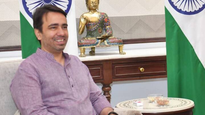 जयंत चौधरी ने कहा कि इस मामले को धर्म और जाति से तो बिल्कुल नहीं जोड़ा जाना चाहिए. उन्होंने कहा कि सब प्रतिष्ठान अपना नाम लिखें. उन्होंने कहा कि मलिक कोई और हो सकता है ब्रांड भी कुछ और हो सकता है. अब मैकडॉनल्ड क्या लिखेगा? यह तो पुराने ब्रांड है और उसके कई मालिक हो सकते हैं.